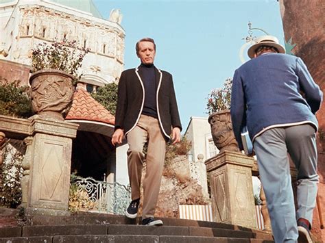 The Prisoner! Eine absurde Satire auf die Gesellschaft mit brillanten Schauspielleistungen von Patrick McGoohan